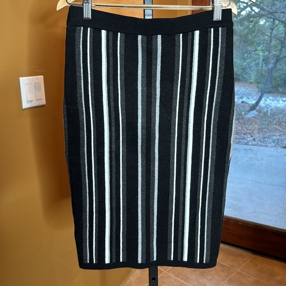 NWT Spense Black Gray White Stripe Knit Pencil Skirt Size Small - Picture 7 of 7